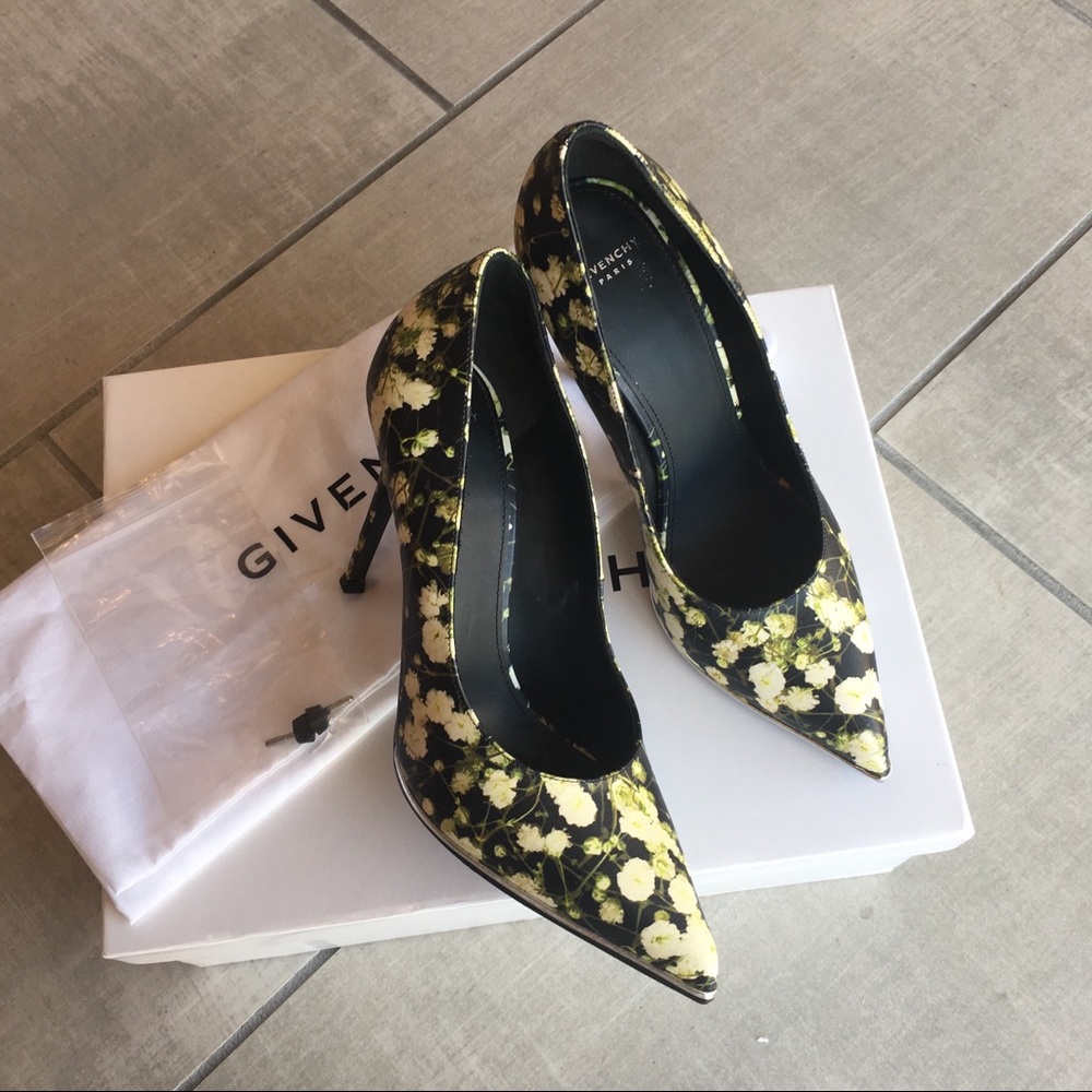 Givenchy Escarpin Leather Pumps